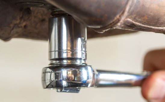 Remove the drain plug counterclockwise with a box or socket wrench.